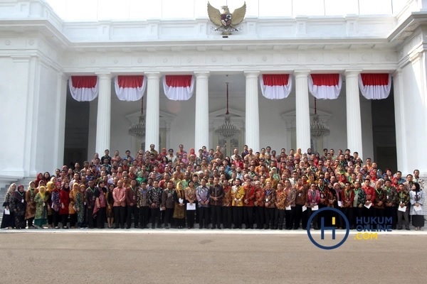Presiden Joko Widodo bersama anggota Asosiasi Pengajar Hukum Tata Negara Hukum Adminsitrasi Negara (APHTN HAN) usai membuka Konferensi Nasional APHTN HAN pada akhir 2019 silam. Foto: RES