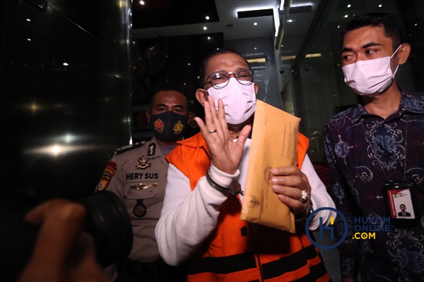 Walikota Ambon Richard Louhennapessy ditahan usai menjalani pemeriksaan di KPK. Foto: RES