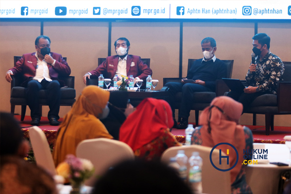 Arief Hidayat (paling kiri), Anwar Usman (kedua kiri) dan Saldi Isra (kedua kanan) dalam Konferensi Nasional HTN di Bali, Kamis (19/5) malam. Foto: RES