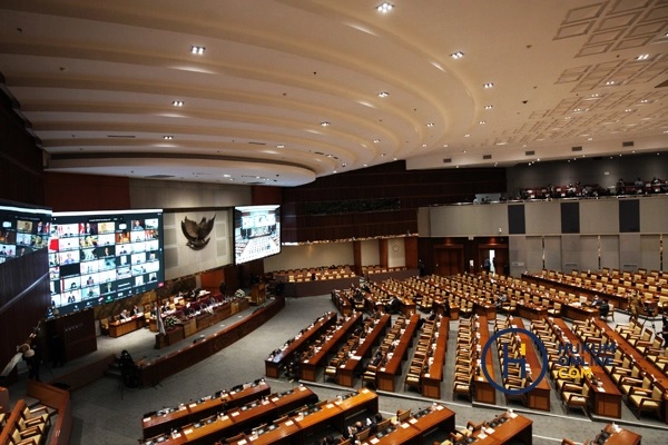Suasana rapat paripurna DPR dalam proses persetujuan RUU menjadi UU. Foto: RES