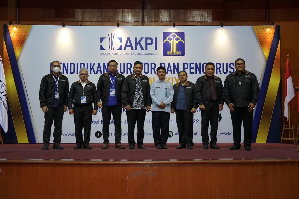 Direktur Perdata Direktorat Jenderal Administrasi Hukum Umum KEMENKUMHAM, Santun Maspari Siregar S.H, M.H., bersama jajaran pengurus Asosiasi Kurator dan Pengurus Indonesia (AKPI). Foto: Istimewa. 