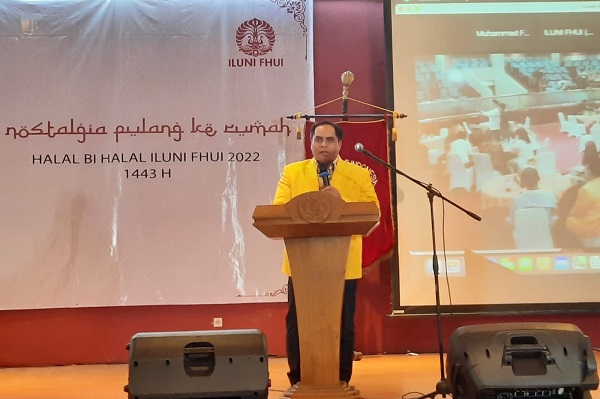 Rapin Mudiardjo, Ketua ILUNI FHUI  2021-2024 menyampaikan sambutan dalam acara Halal Bi Halal ILUNI FHUI 2022. Foto: Amrie