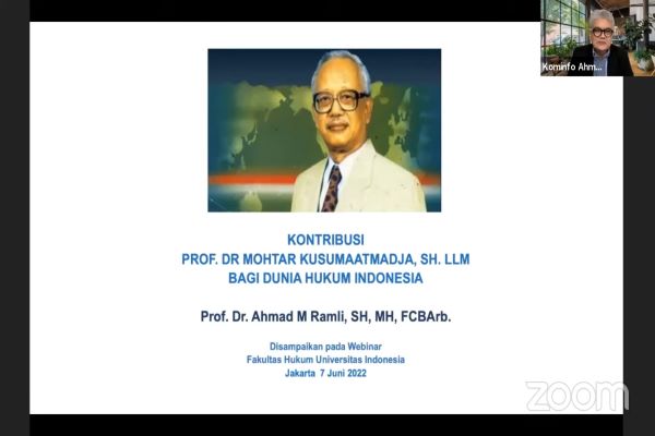 Guru Besar FH Unpad Prof Ahmad M. Ramli saat pemaparan dalam Webinar Prof Mochtar Kusumaatmadja dan Kontribusinya Bagi Hukum Indonesia dengan topik 'Hukum dan Pembangunan', Selasa (7/6/2022). Foto: FKF