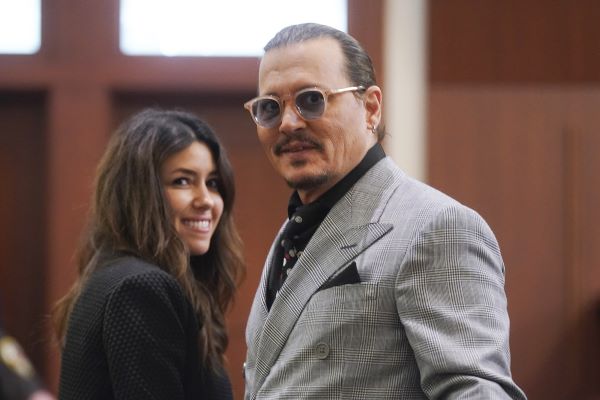 Pengacara Camille Vasquez bersama aktor Hollywood Johnny Depp. Foto: AP/Shawn  Thew  