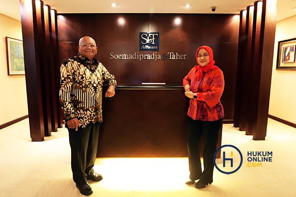 Founding Partner Soemadipradja & Taher (S&T) Hafzan Taher dan Senior Partner S&T Retno Muljosantoso. Foto: RES 