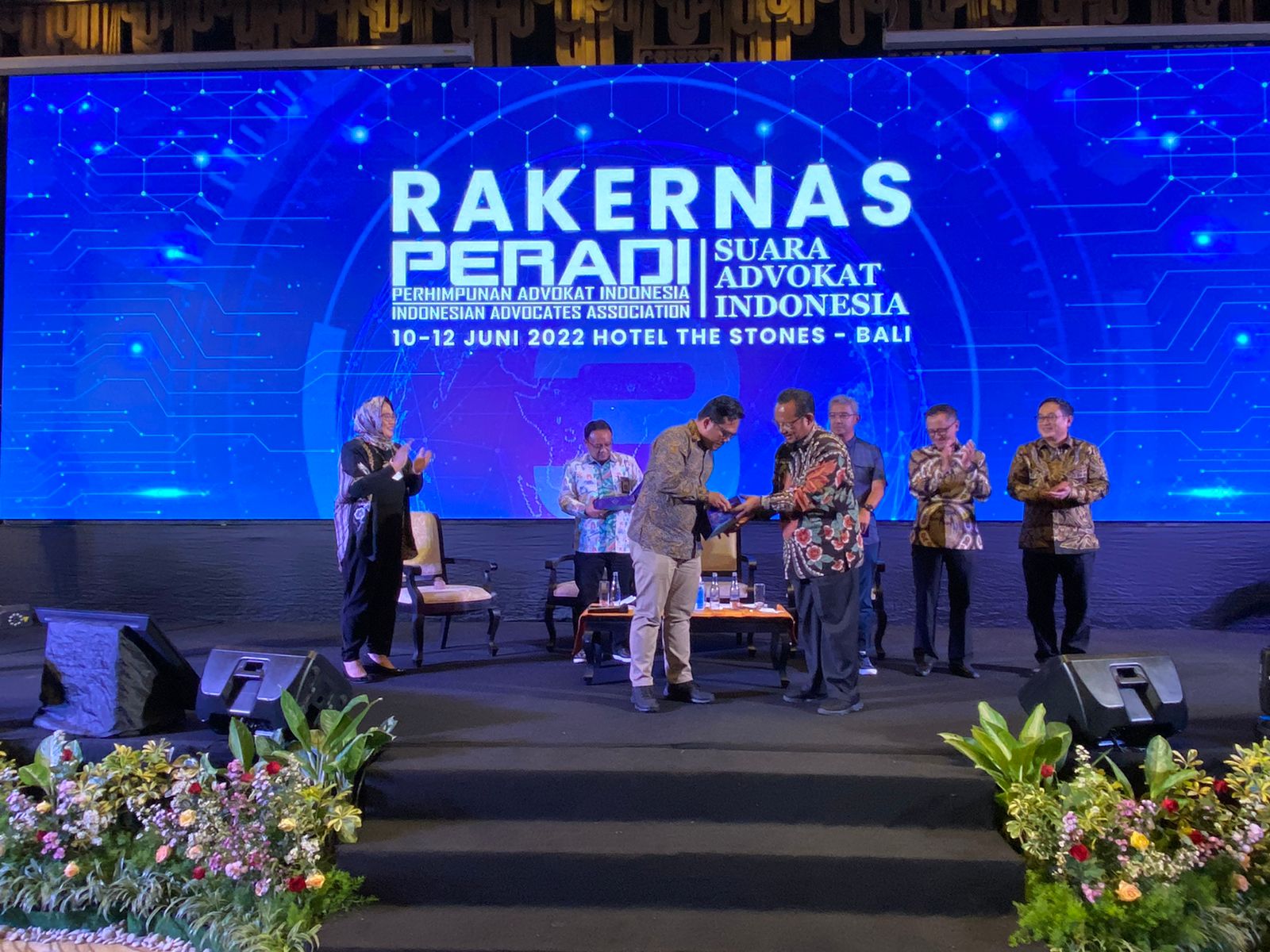 Penyerahan cendera mata kepada narasumber seminar nasional Peradi-SAI. Foto: istimewa. 