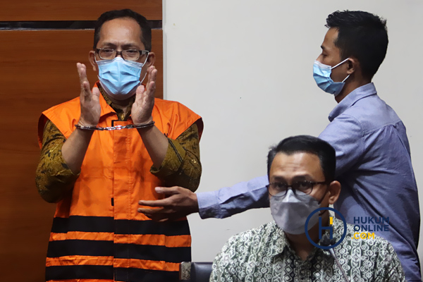 Hakim nonaktif Pengadilan Negeri Surabaya, Itong Isnaeni Hidayat, saat memakai rompi tahanan KPK. Foto: RES