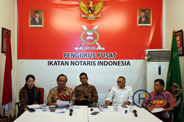 Sejumlah pengurus PP INI saat menyampaikan hasil keputusan Kongres Luar Biasa (KLB) di Riau, Rabu (12/6/2022). Foto: RES