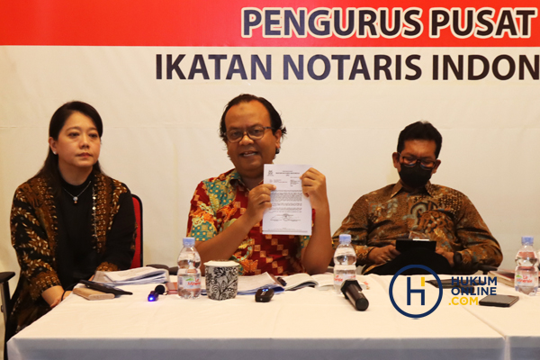 Ketua Bidang Organisasi Pengurus Pusat Ikatan Notaris Indonesia Taufik (tengah) saat menyampaikan hasil keputusan Kongres Luar Biasa (KLB) di Riau, Rabu (12/6/2022). Foto: RES 