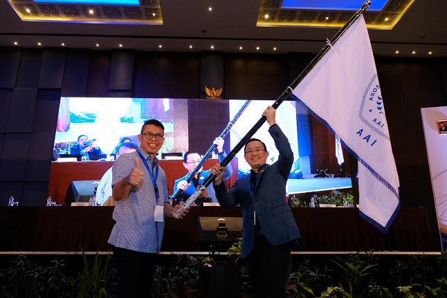 Arman Hanis terpilih sebagai Ketua Umum AAI periode 2022-2027 saat menerima bendera AAI dari M Ismak. Foto: Istimewa