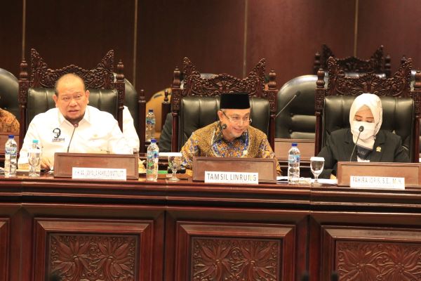 Ketua Kelompok DPD di MPR, Tamsil Linrung (tengah) di Gedung Nusantara V, Komplek Parlemen Senayan Jakarta, Kamis (30/6/2022). Foto: RFQ