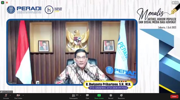 Wakil Ketua Umum DPN Peradi, R. Dwiyanto Prihartono membuka acara webinar bertema 'Menulis Artikel Hukum Populer dan Sosial Media Bagi Advokat', Jumat (1/7/2022). Foto: WIL