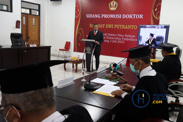 Ketua Yayasan Sekolah Tinggi Ilmu Hukum IBLAM Rahmat Dwi Putranto saat Sidang Promosi Doktor yang dipimpin langsung Dekan Fakultas Hukum Unpad, Jumat (1/7/2022). Foto: RES