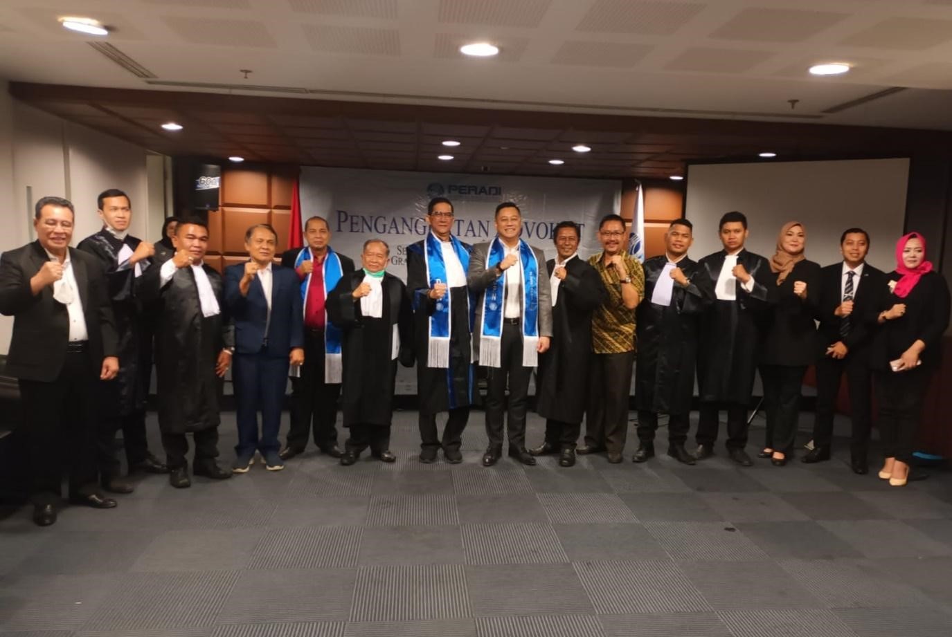 Anggota DPN Peradi bersama enam advokat yang baru diangkat. Foto: Istimewa.