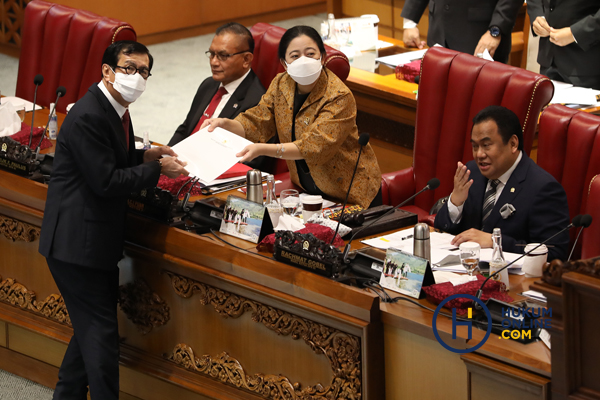 Menkumham Yasonna Hamonangan Laoly dan Pimpinan DPR saat pengesahan RUU Pemasyarakatan menjadi UU, Kamis (7/7/2022). Foto: RES