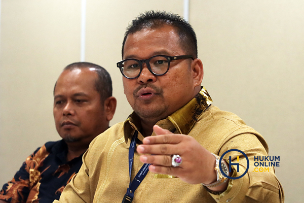 Calon Ketua Umum dan Sekjen AKPI Jimmy Simanjuntak dan Fadlin Avisenna Nasution saat mengunjungi kantor Hukumonline, Senin (18/7/2022). Foto: RES