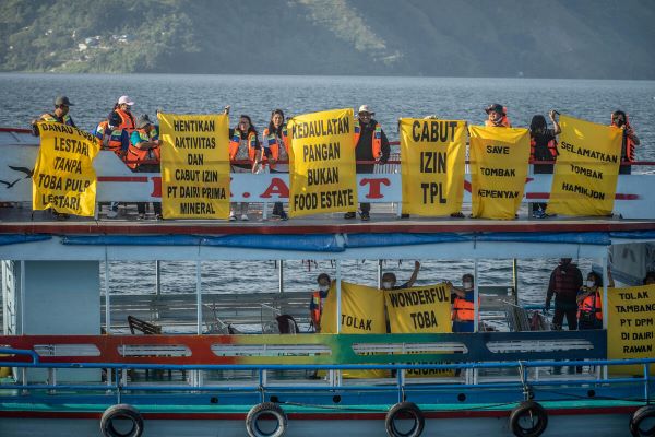 Sejumlah elemen masyarakat sipil melakukan aksi saat gelaran Summit Women 20 (W20) di Danau Toba, Sumatera Utara. Foto: Istimewa