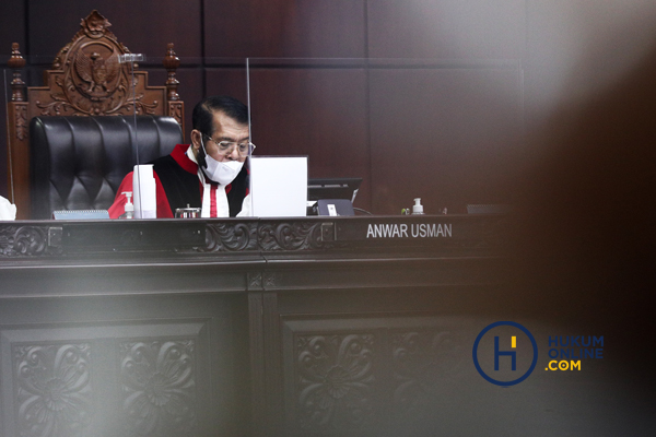 Ketua Majelis MK Anwar Usman saat membacakan amar putusan pengujian UU Narkotika, Rabu (20/7/2022). Foto: RES