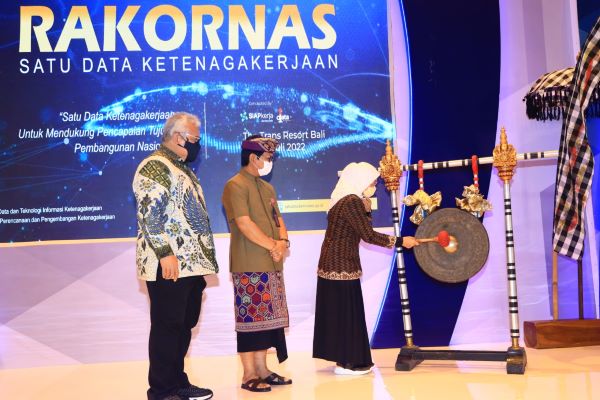 Menteri Ketenagakerjaan Ida Fauziyah saat membuka Rakornas Satu Data Ketenagakerjaan (SDK) di Badung, Bali, Kamis (21/7/2022) kemarin. Foto: Humas Kemnaker