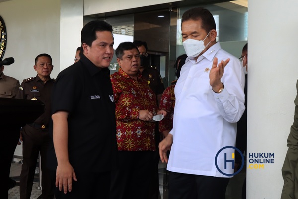 Menteri BUMN Erick Thohir dan Jaksa Agung Sanitiar Burhanuddin usai konferensi pers dugaan korupsi di BUMN beberapa waktu lalu. Foto: RES