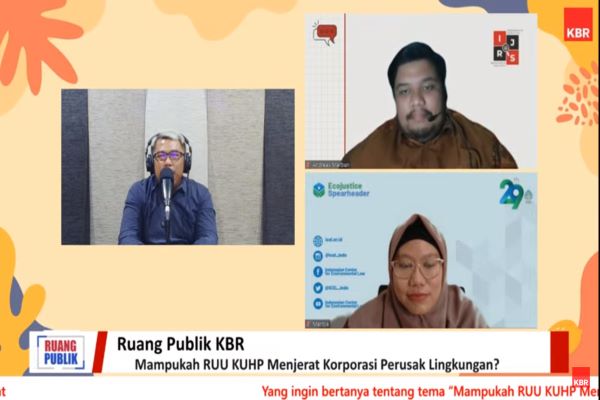 Peneliti Indonesian Center for Environmental Law (ICEL), Marsya M Handayani (kanan bawah) dalam diskusi bertajuk 'Mampukah RUU KUHP Menjerat Korporasi Perusak Lingkungan?' secara daring, Selasa (9/8/2022). Foto: ADY