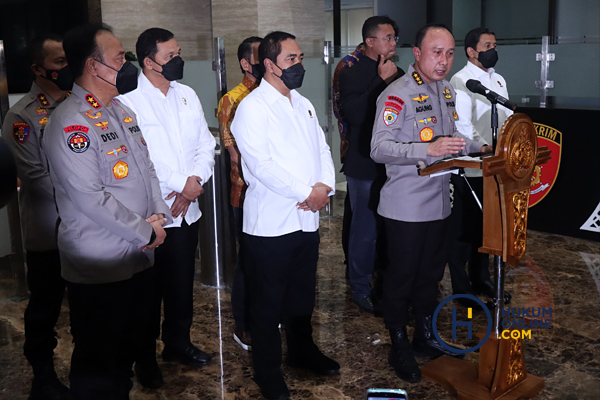 Irwasum Polri Komjen Pol Agung Budi Maryoto kepada awak media di Gedung Mabes Polri, Jumat (19/8/2022). Foto: RES