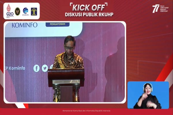 Menkopolhukam M. Mahfud MD dalam sambutannya dalam acara bertajuk 'Kick Off Diskusi Publik RKUHP' di Jakarta, Selasa (23/8/2022). Foto: RFQ