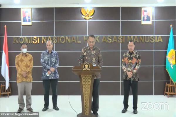 Ketua Pansel Calon Anggota Komnas HAM Prof Makarim Wibisono saat konferensi pers di Komnas HAM, Selasa (23/8/2022). Foto: ADY 
