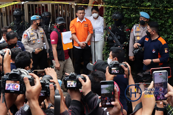 Penampakan Ferdy Sambo dan Istrinya Putri Candrawathi saat Rekonstruksi Pembunuhan Brigadir J  3.jpg