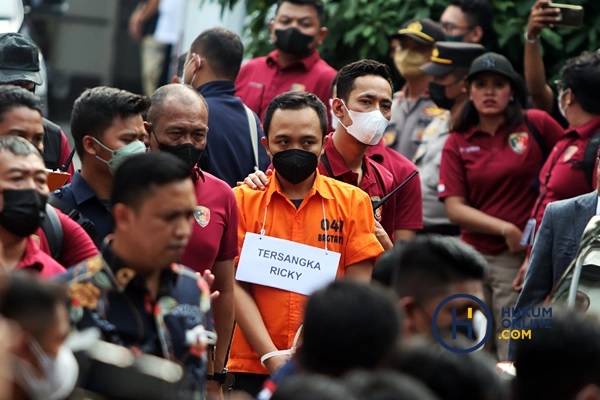 Salah satu tersangka saat rekonstruksi kasus dugaan pembunuhan Brigadir J, Selasa (30/8/2022). Foto: RES