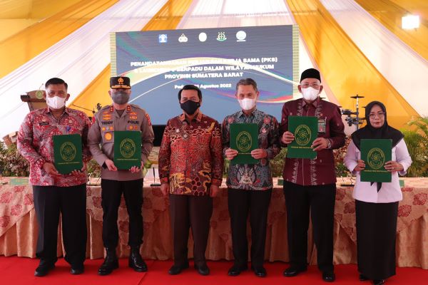 Ketua MA Prof Syarifuddin (tengah) saat Penandatanganan Perjanjian Kerja Sama (PKS) dan peluncuran E-Berpadu dalam wilayah hukum provinsi Sumatera Barat, Rabu (31/8/2022). Foto: Humas MA 