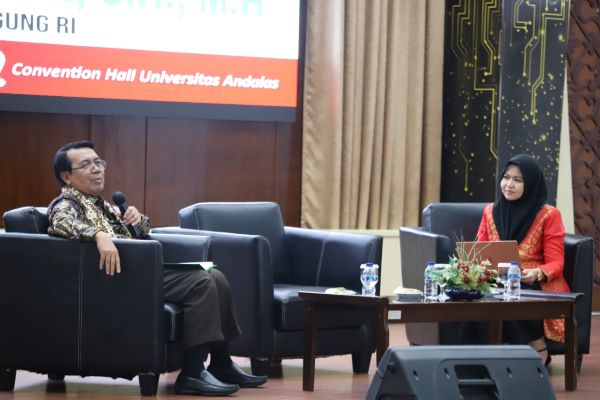 Ketua MA Prof M. Syarifuddin saat menyampaikan kuliah umum di Universitas Andalas Padang, Kamis (1/9/2022). Foto: Humas MA
