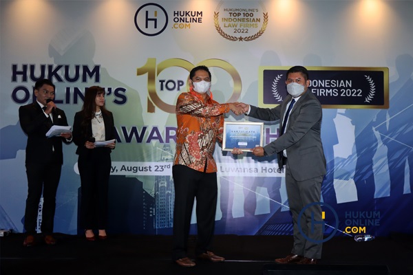 Partner AHP M. Renaldi Zulkarnain (kiri) saat menerima penghargaan kategori 'Top 50 Largest Full Service Law Firm 2022'. Foto: RES 