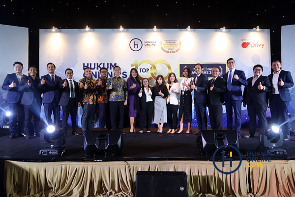 Perwakilan pemenang dalam ajang Top 100 Indonesian Law Firms 2022 Awards Night di JS Luwansa Hotel Jakarta, Selasa (23/8/2022) malam. Foto: RES