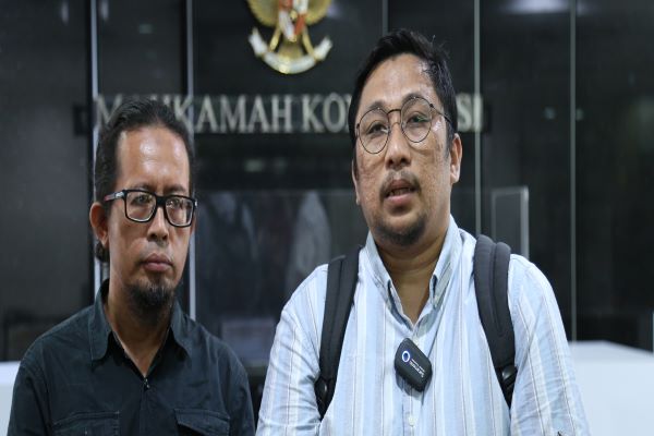 Kuasa Hukum Pemohon dari Themis Indonesia Feri Amsari usai pendaftaran uji materi UU Pengadilan HAM di Gedung MK, Rabu (7/9/2022). Foto: Istimewa 