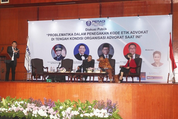 Narasumber diskusi bertajuk 'Problematika dalam Penegakan Kode Etik Advokat di Tengah Kondisi Organisasi Advokat Saat Ini' di Jakarta, Selasa (13/9/2022). Foto: Istimewa