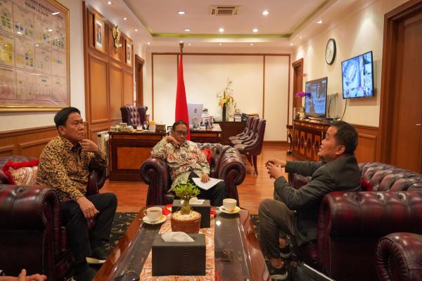 Menkopolhukam M. Mahfud MD saat berbincang dengan Koordinator Masyarakat Anti Korupsi Indonesia (MAKI) Boyamin Saiman terkait nasib RUU Perampasan Aset. Foto: Istimewa 