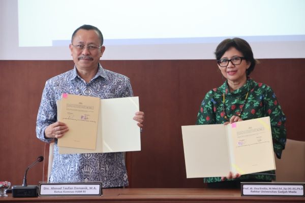 Ketua Komnas HAM Ahmad Taufan Damanik dan Rektor UGM Prof Ova Emilia usai menandatangani kerja sama. Foto: komnasham.go.id