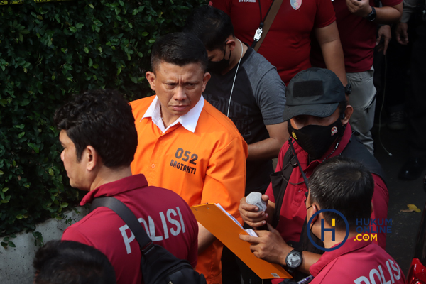 Salah satu tersangka pembunuhan Brigadir J, Ferdy Sambo sedang menjalani rekontruksi di rumah dinas Kadiv Provam Kompleks Polri Duren Tiga, Jakarta, Selasa (30/8/2022). Foto: RES