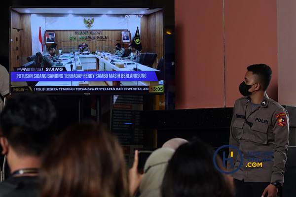 Layar televisi menampilkan suasana sidang komisi banding atas putusan Pemberhentian Tidak Dengan Hormat (PTDH) Ferdy Sambo di Gedung TNCC, Mabes Polri, Jakarta, Senin (19/9/2022). Foto: RES