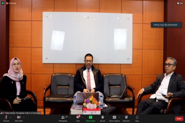 Advokat senior Suhardi Somomoeljono (kanan) dalam diskusi bertajuk 'Rekonstruksi Penegakan Hukum di Indonesia (Gagasan Pembaharuan UU Advokat)', Selasa (20/9/2022). Foto: ADY 