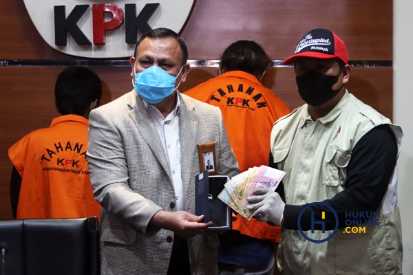 KPK menggelar jumpa pers mengenai giat operasi tangkap tangan (OTT) terkait perkara suap di Mahkamah Agung. Foto: RES