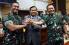 Prabowo Rangkul Jenderal Andika dan KSAD Dudung di Hadapan Komisi I DPR 1.jpg