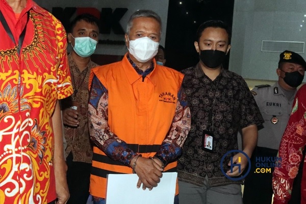 Hakim Agung Mahkamah Agung (MA) Sudrajad Dimyati berjalan dengan mengenakan rompi tahanan seusai diperiksa di Gedung Merah Putih, KPK, Jakarta, Jumat (23/9). Foto: RES