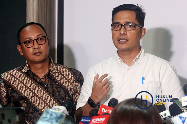 Eks pegawai KPK Rasamala Aritonang dan Febri Diansyah memberi keterangan pers setelah bergabung menjadi Tim Penasihat Hukum Ferdy Sambo dan Putri Candrawathi, Rabu (28/9/2022). Foto: RES 