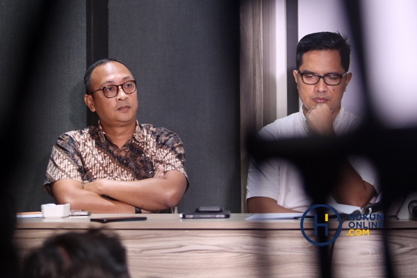 Eks pegawai KPK Rasamala Aritonang dan Febri Diansyah memberi keterangan pers setelah bergabung menjadi Tim Penasihat Hukum Ferdy Sambo dan Putri Candrawathi, Rabu (28/9/2022). Foto: RES
