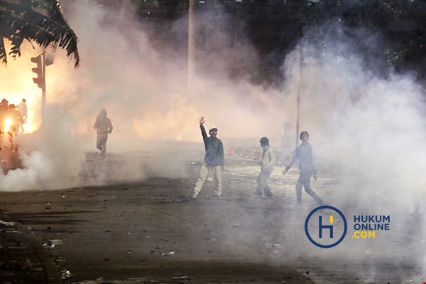 Ilustrasi penggunaan gas air mata oleh kepolisian. Foto: RES