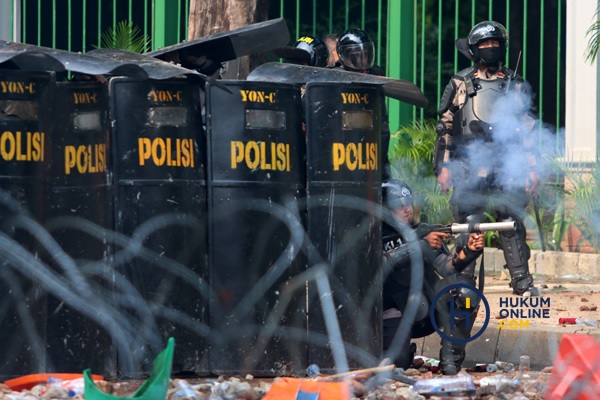 Aparat kepolisian tengah menembakkan gas air mata. Foto Ilustrasi: RES