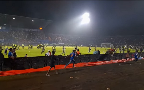 Kerusuhan di Stadion Kanjuruhan, Malang, Jawa Timur, seusai laga Arema FC vs Persebaya Surabaya, Sabtu malam (1/10). Foto: Tangkapan layar youtube