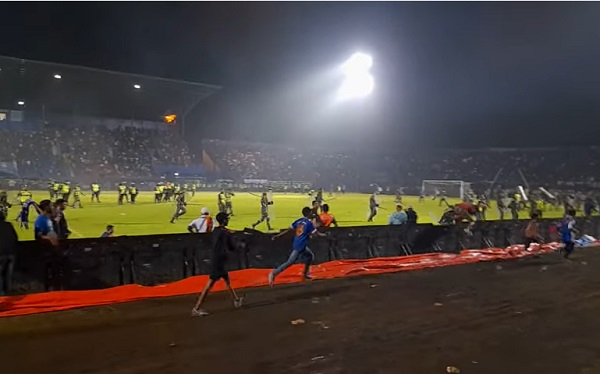 Kerusuhan di Stadion Kanjuruhan, Malang, usai laga Arema FC vs Persebaya Surabaya, Sabtu (1/10/2022) malam. Foto: Tangkapan layar youtube